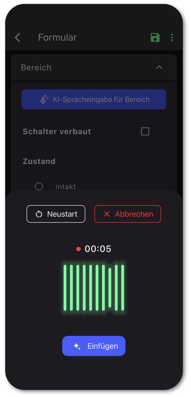 Formular in der App mit dem Button KI-Spracheingabe für Bereich, darunter der geöffnete Aufnahme-Dialog mit laufender Zeit, Pegelanzeige und den Schaltflächen Neustart, Abbrechen und Einfügen