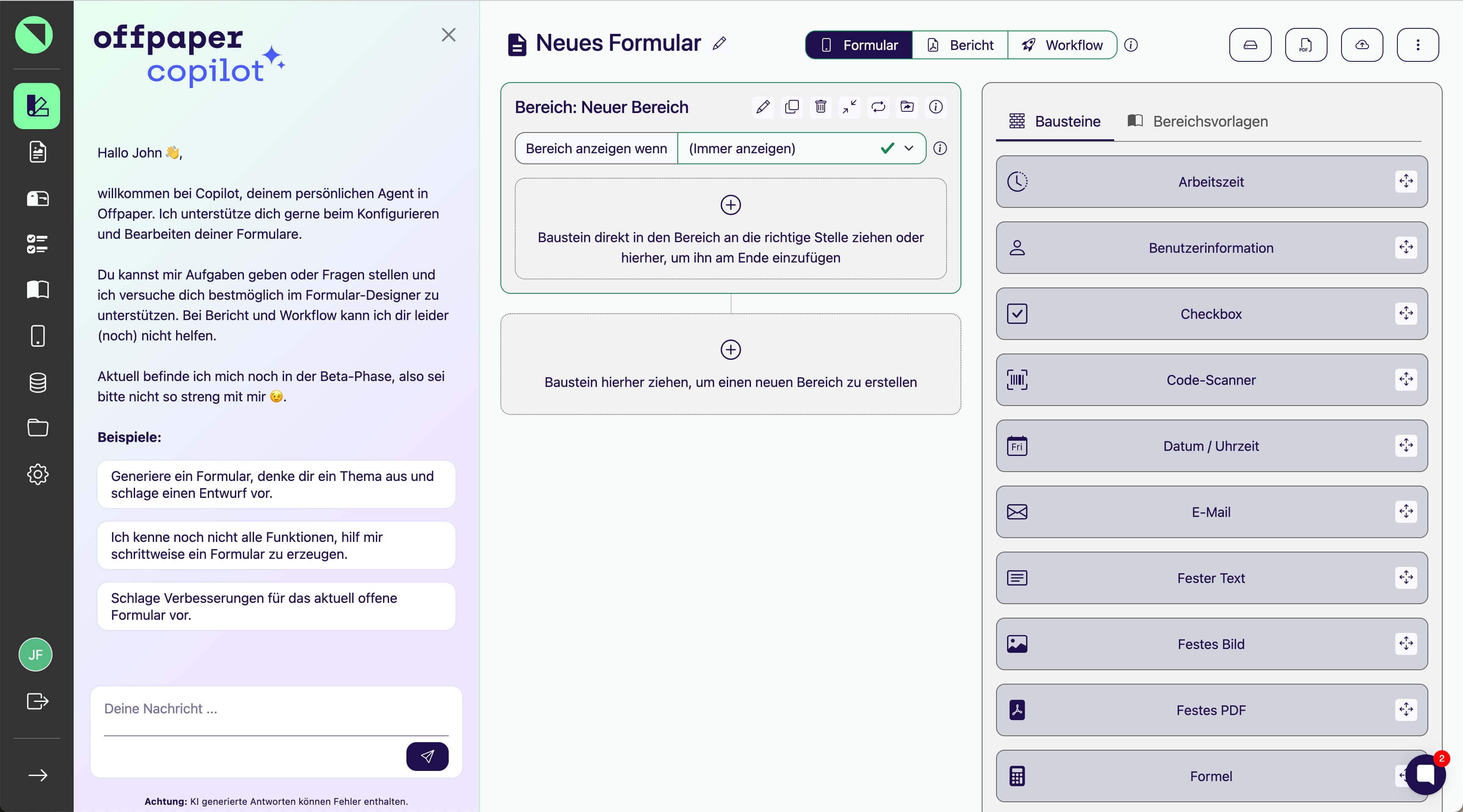 Formular-Designer mit geöffnetem Copilot-Panel links: Begrüßungstext des Copilot mit drei Beispiel-Aufgaben und Eingabefeld, rechts das leere neue Formular und die Baustein-Palette