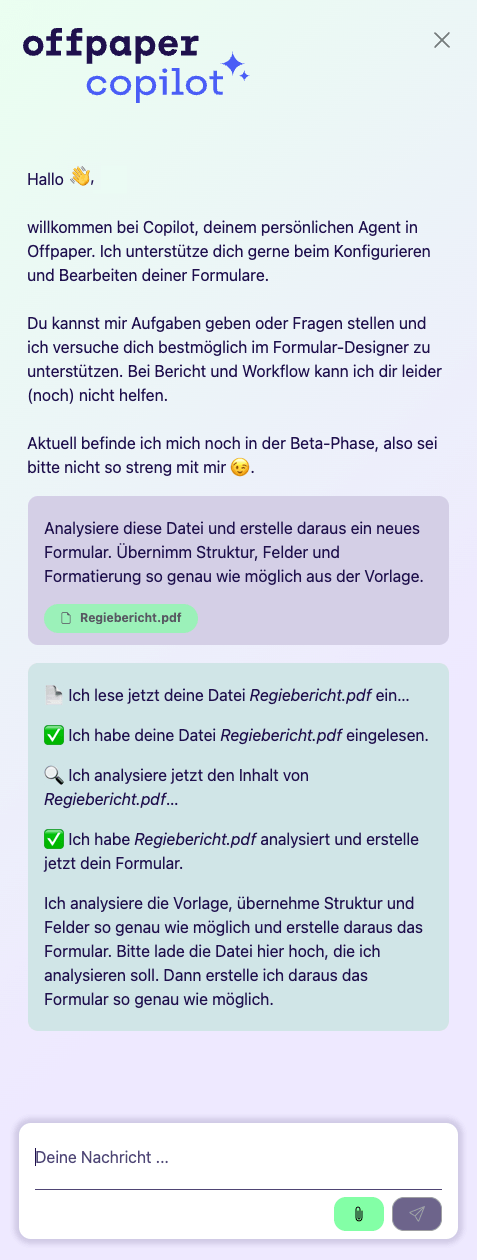 Copilot-Chat mit der Begrüßung, darunter die hochgeladene Datei Regiebericht.pdf und die Antwortschritte des Copilot vom Einlesen über das Analysieren bis zum Erstellen des Formulars