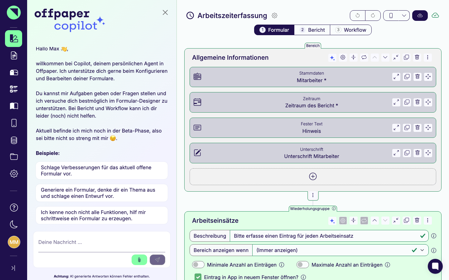 Geöffnetes Copilot-Chat-Panel links neben dem Formular „Arbeitszeiterfassung" mit Begrüßungstext, Beispiel-Anfragen und dem Eingabefeld „Deine Nachricht …"