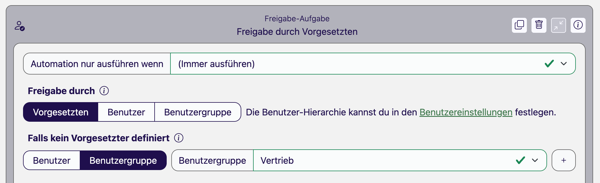 Baustein Freigabe-Aufgabe im Workflow mit der Auswahl Freigabe durch Vorgesetzten und darunter der Ausweichoption Benutzergruppe Vertrieb, falls kein Vorgesetzter definiert ist