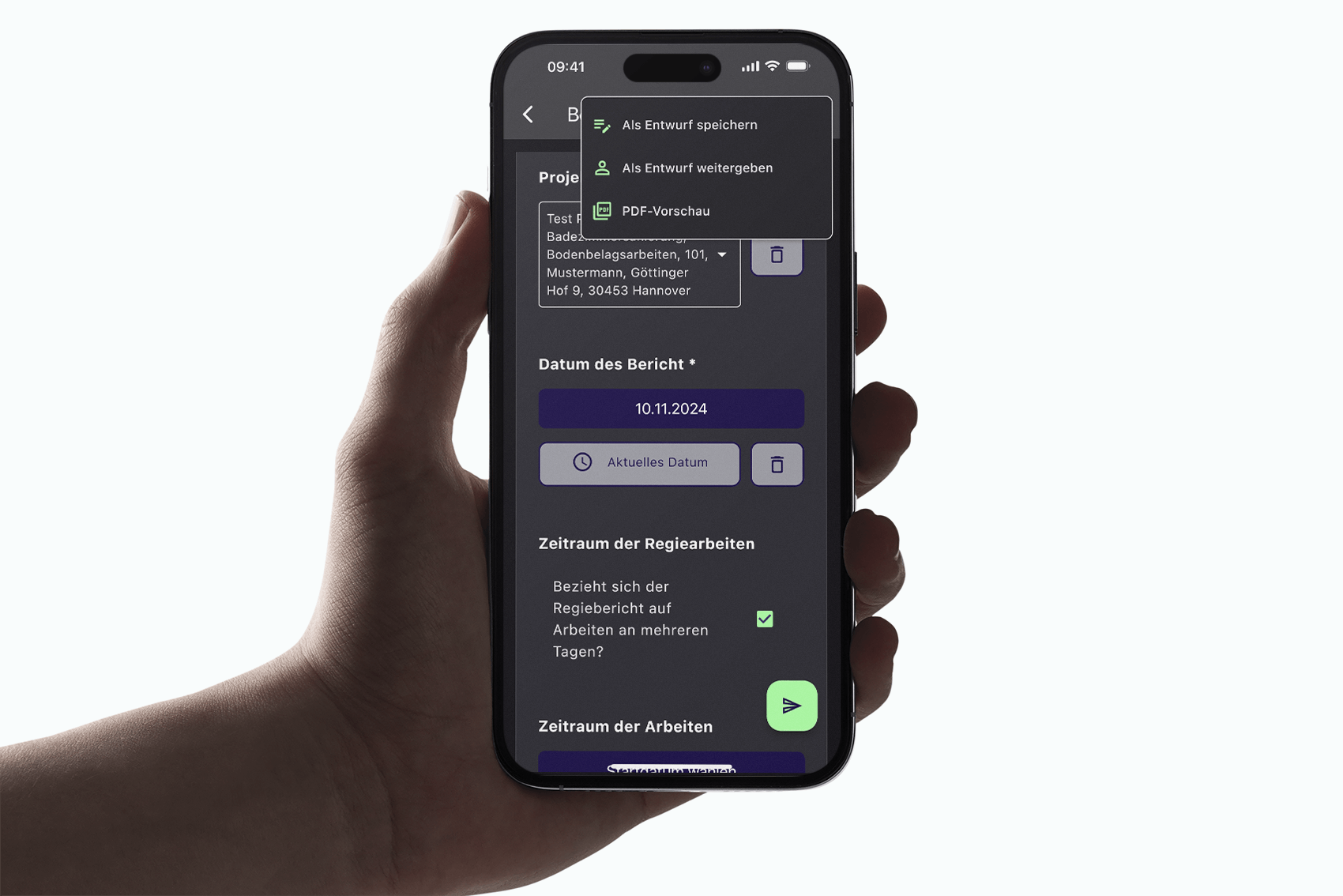 Hand hält ein Smartphone mit einem geöffneten Formular in der Offpaper App, im Drei-Punkte-Menü stehen Als Entwurf speichern, Als Entwurf weitergeben und PDF-Vorschau