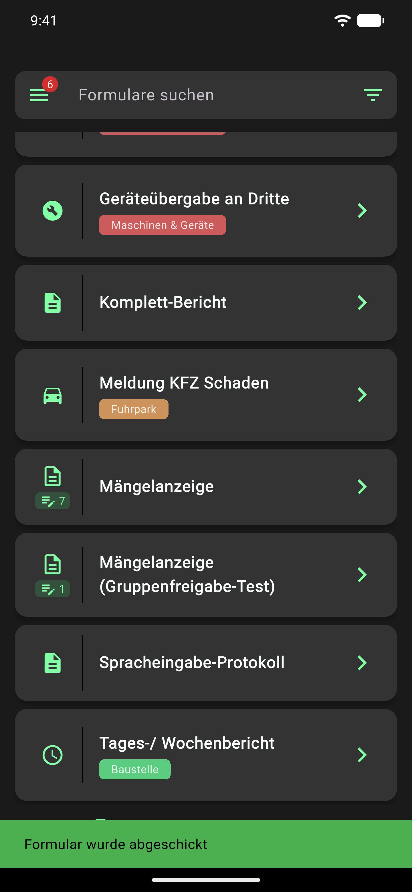 Formularliste mit grüner Bestätigungsmeldung Formular wurde abgeschickt am unteren Bildschirmrand