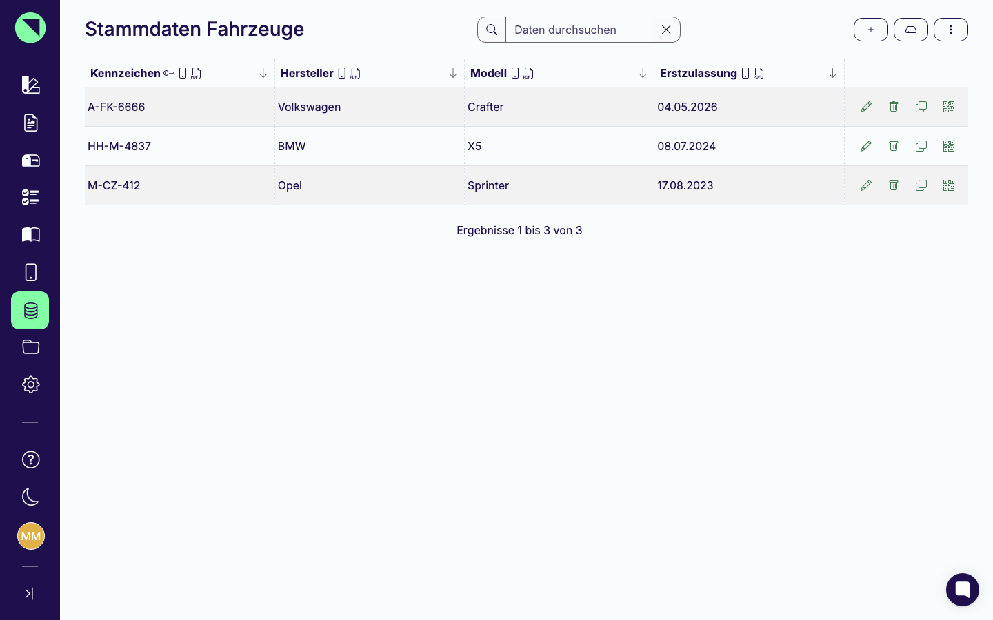 Datenverwaltung der internen Stammdatentabelle Fahrzeuge mit drei Einträgen und den Icons Bearbeiten, Löschen, Duplizieren und QR-Code je Zeile