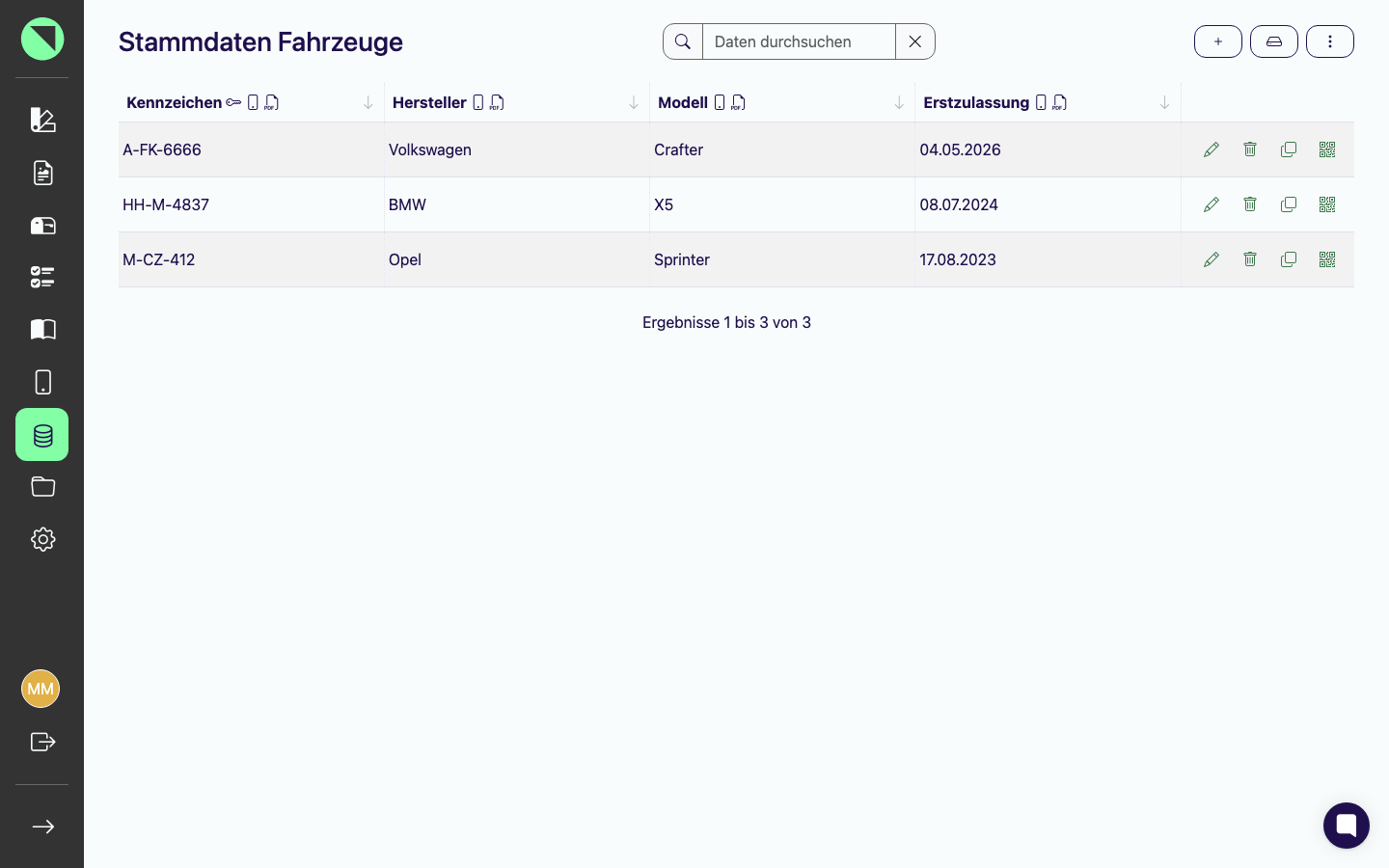 Datenverwaltung der internen Stammdaten-Tabelle Fahrzeuge mit drei Einträgen und den Icons Bearbeiten, Löschen, Duplizieren und QR-Code je Zeile