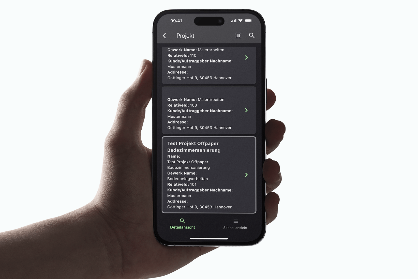 Hand hält ein Smartphone mit der Projektauswahl in der Offpaper App: Jeder Eintrag zeigt die Spaltentitel Gewerk Name, RelativeId, Kunde und Adresse, unten die Umschaltung zwischen Detailansicht und Schnellansicht