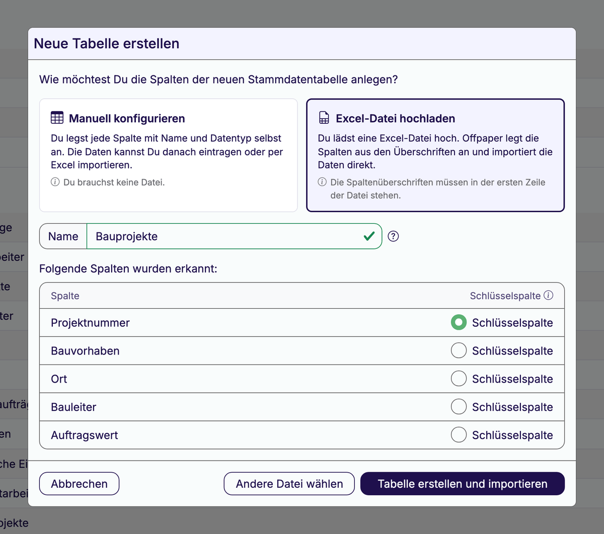 Dialog Neue Tabelle erstellen in den Stammdaten mit der Option Excel-Datei hochladen: aus der Datei wurden fünf Spalten erkannt, Projektnummer ist als Schlüsselspalte gewählt, unten der Button Tabelle erstellen und importieren