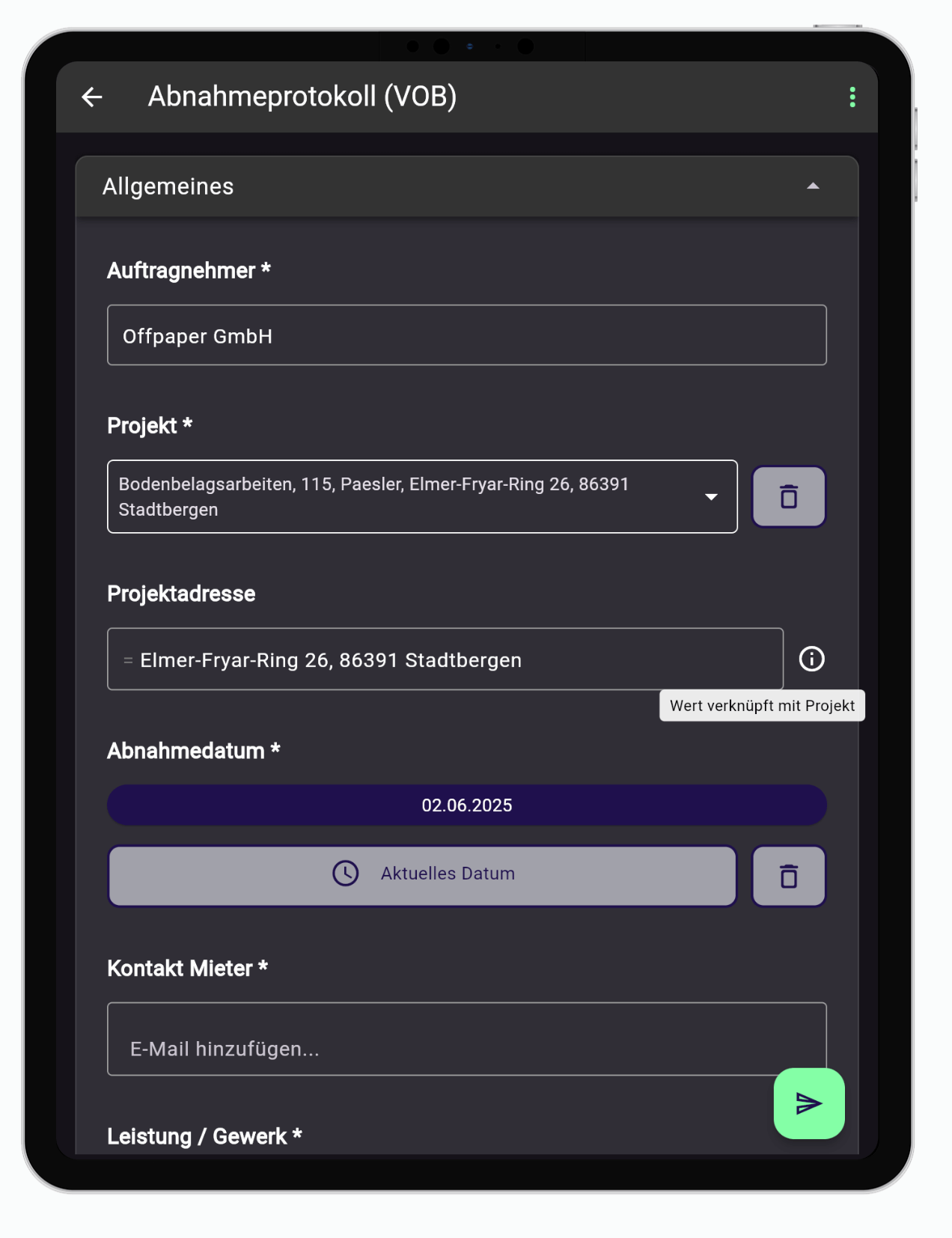 Abnahmeprotokoll in der Offpaper App auf einem Tablet: Das Feld Projektadresse ist automatisch aus der Projektauswahl gefüllt, daneben der Hinweis Wert verknüpft mit Projekt