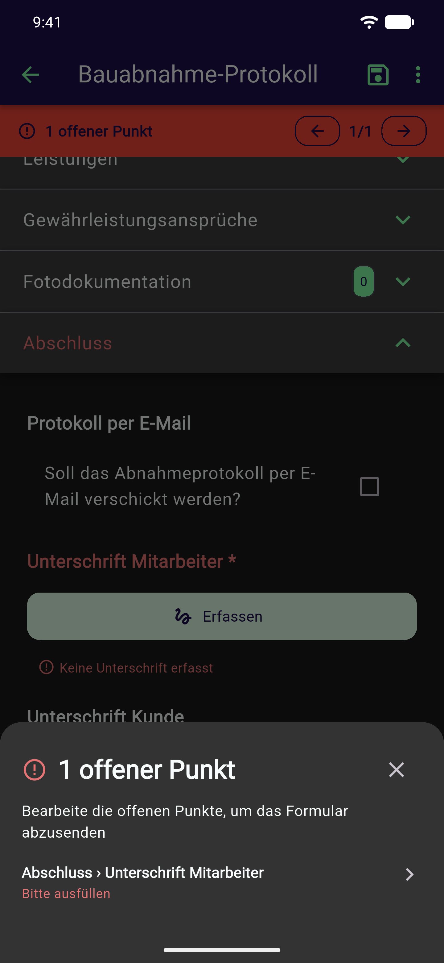 Abschnitt Abschluss mit den beiden Pflicht-Unterschriften Unterschrift Mitarbeiter und Unterschrift Kunde, beide rot markiert mit dem Hinweis Keine Unterschrift erfasst, sowie dem Banner Du hast fehlende oder ungültige Eingaben