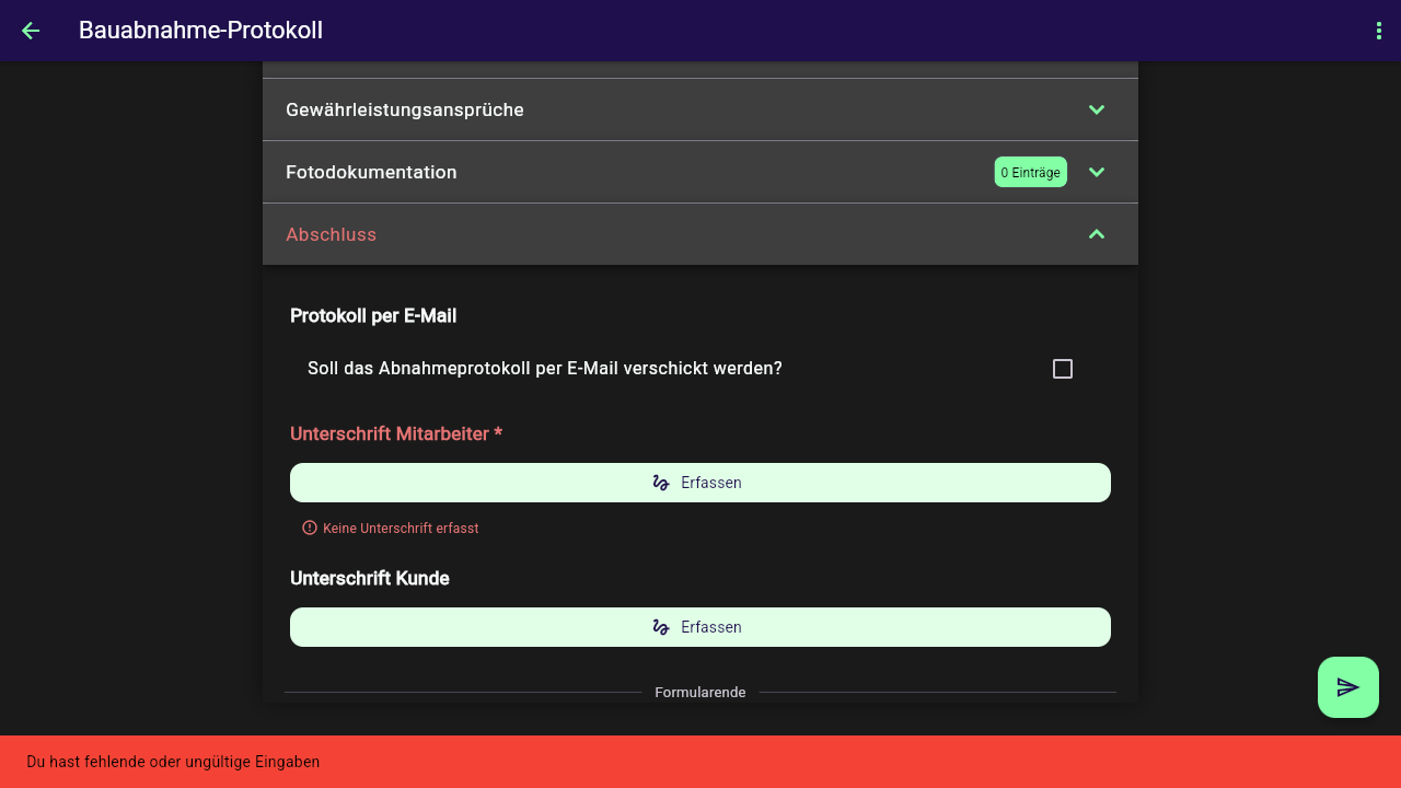 Abschnitt Abschluss mit den beiden Pflicht-Unterschriften Unterschrift Mitarbeiter und Unterschrift Kunde, beide rot markiert mit dem Hinweis Keine Unterschrift erfasst, sowie dem Banner Du hast fehlende oder ungültige Eingaben