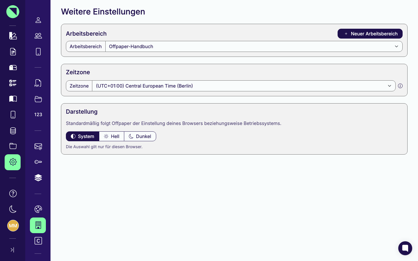 Seite Weitere Einstellungen im Administrator-Zustand mit den drei Karten Arbeitsbereich mit Auswahlfeld und dem Button Neuer Arbeitsbereich, Zeitzone mit Auswahlfeld sowie Darstellung mit den Buttons System, Hell und Dunkel