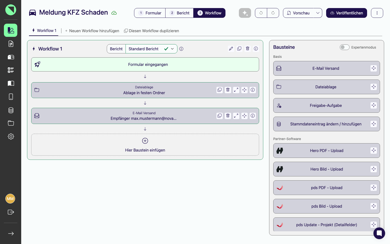 Workflow-Tab des Formulars „Meldung KFZ Schaden" mit einem Workflow aus den Bausteinen „Dateiablage" und „E-Mail Versand", der Dropzone „Hier Baustein einfügen" und der Bausteine-Palette rechts